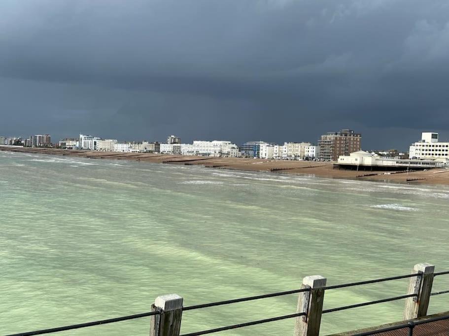 House By The Sea, Worthing Villa Bagian luar foto