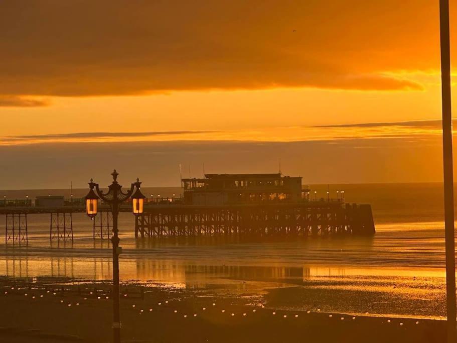 House By The Sea, Worthing Villa Bagian luar foto